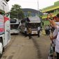 Wali Kota Tri Adhianto dan Wawali Harris Bobihoe (baju putih topi hitam) melambaikan tangan tanda selamat jalan ke peserta mudik gratis.