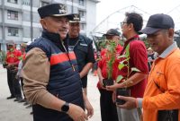 Wakil Wali kota Bobihoe mendampingi Wali Kota Tri Adhianto melakukan upaya untuk memulihkan kondisi pasca banjir