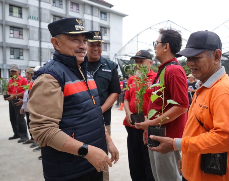 Wakil Wali kota Bobihoe mendampingi Wali Kota Tri Adhianto melakukan upaya untuk memulihkan kondisi pasca banjir