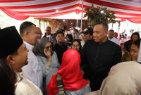 Wali Kota Bekasi, Tri Adhianto bersama Warga Kota Bekasi dalam acara open house hari ke-2 di kediamannya.