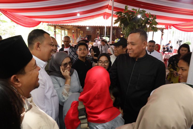 Wali Kota Bekasi, Tri Adhianto bersama Warga Kota Bekasi dalam acara open house hari ke-2 di kediamannya.