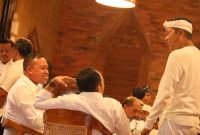 Wali Kota Bekasi, Tri Adhianto, menghadiri acara Silaturahmi Lebaran yang diselenggarakan oleh Gubernur Jawa Barat, Dedi Mulyadi, bersama 27 kepala daerah se-Jawa Barat. Kegiatan ini berlangsung di Lembur Pakuan, Desa Sukadaya, Kabupaten Subang. 