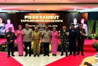 Wakil Wali Kota Bekasi Abdul Harris Bobihoe menghadiri acara pisah sambut pergantian tongkat kepemimpinan dari Kombes Pol Dani Hamdani, S.I.K, M.P.M kepada Kombes Pol Kusumo Wahyu Bintoro, S.H, S.I.K, M.H. di Kantor Polres Metro Bekasi Kota. 