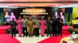 Wakil Wali Kota Bekasi Abdul Harris Bobihoe menghadiri acara pisah sambut pergantian tongkat kepemimpinan dari Kombes Pol Dani Hamdani, S.I.K, M.P.M kepada Kombes Pol Kusumo Wahyu Bintoro, S.H, S.I.K, M.H. di Kantor Polres Metro Bekasi Kota. 