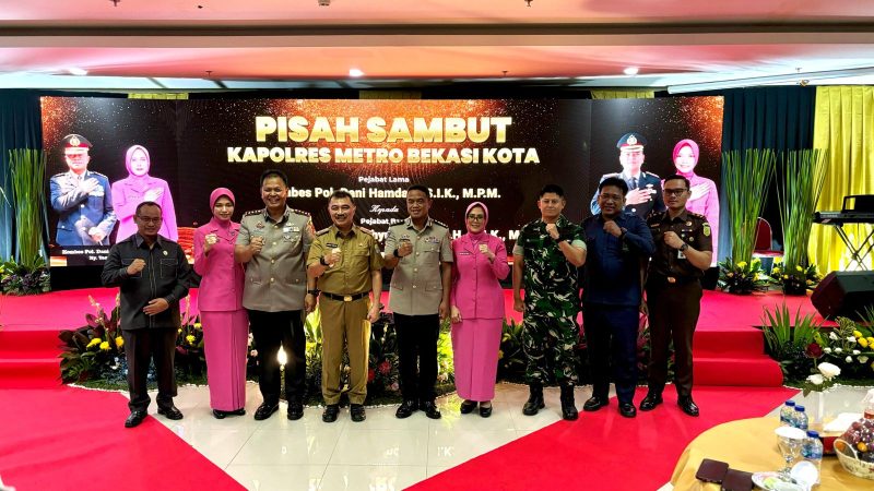 Wakil Wali Kota Bekasi Abdul Harris Bobihoe menghadiri acara pisah sambut pergantian tongkat kepemimpinan dari Kombes Pol Dani Hamdani, S.I.K, M.P.M kepada Kombes Pol Kusumo Wahyu Bintoro, S.H, S.I.K, M.H. di Kantor Polres Metro Bekasi Kota. 