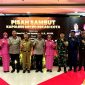 Wakil Wali Kota Bekasi Abdul Harris Bobihoe menghadiri acara pisah sambut pergantian tongkat kepemimpinan dari Kombes Pol Dani Hamdani, S.I.K, M.P.M kepada Kombes Pol Kusumo Wahyu Bintoro, S.H, S.I.K, M.H. di Kantor Polres Metro Bekasi Kota. 