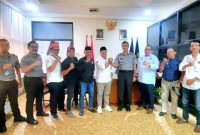 Kalapas Bulak Kapal, Chandran Lestyono, jabat tangan dengan Ketua PWI Bekasi Raya, Ade Muksin.