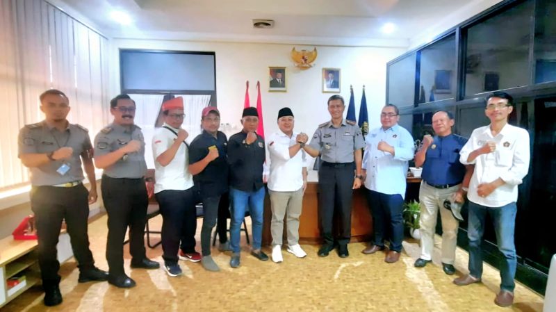 Kalapas Bulak Kapal, Chandran Lestyono, jabat tangan dengan Ketua PWI Bekasi Raya, Ade Muksin.