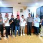 Kalapas Bulak Kapal, Chandran Lestyono, jabat tangan dengan Ketua PWI Bekasi Raya, Ade Muksin.