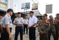 Wali Kota Bekasi, Tri Adhianto, bersama Kepala Satuan Polisi Pamong Praja (Satpol PP) dan Kepala Dinas Perhubungan (Dishub) 