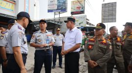 Wali Kota Bekasi, Tri Adhianto, bersama Kepala Satuan Polisi Pamong Praja (Satpol PP) dan Kepala Dinas Perhubungan (Dishub) 