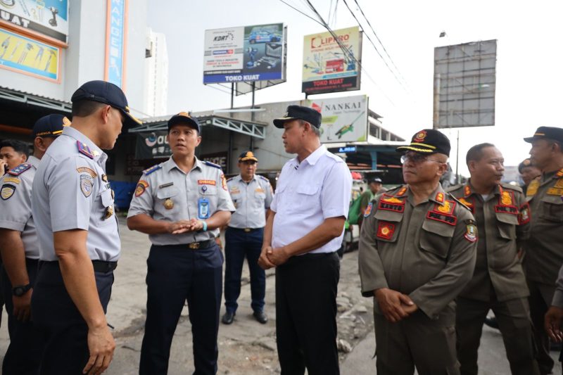 Wali Kota Bekasi, Tri Adhianto, bersama Kepala Satuan Polisi Pamong Praja (Satpol PP) dan Kepala Dinas Perhubungan (Dishub) 