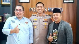 Ketua Persatuan Wartawan Indonesia (PWI) Bekasi Raya, Ade Muksin, SH, didampingi Sekretaris Michael LL Lengkong, silaturahmi ke Wakil Kepala Kepolisian Resor (Wakapolres) Metro Bekasi Kota, AKBP Bayu Pratama Gubunagi, SH., S.I.K., M.Si