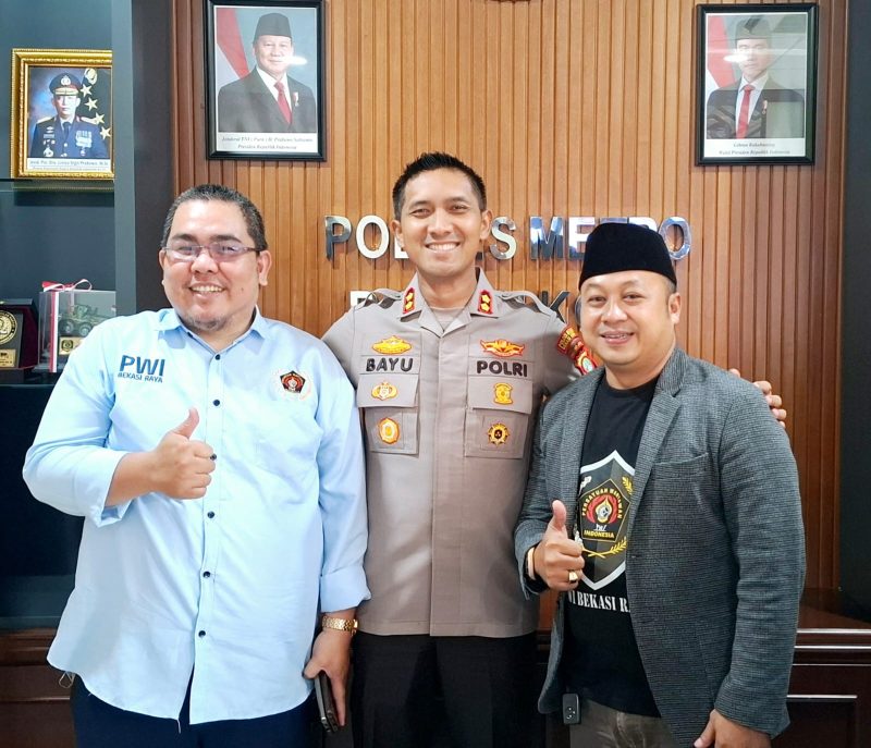 Ketua Persatuan Wartawan Indonesia (PWI) Bekasi Raya, Ade Muksin, SH, didampingi Sekretaris Michael LL Lengkong, silaturahmi ke Wakil Kepala Kepolisian Resor (Wakapolres) Metro Bekasi Kota, AKBP Bayu Pratama Gubunagi, SH., S.I.K., M.Si