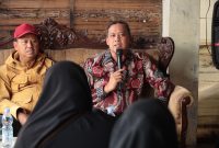 Wali Kota Bekasi, Tri Adhianto, (baju batik) melakukan kunjungan kepada para korban dugaan pelecehan seksual