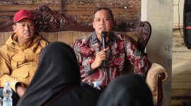 Wali Kota Bekasi, Tri Adhianto, (baju batik) melakukan kunjungan kepada para korban dugaan pelecehan seksual