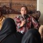 Wali Kota Bekasi, Tri Adhianto, (baju batik) melakukan kunjungan kepada para korban dugaan pelecehan seksual