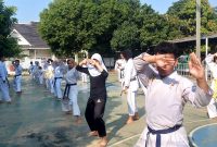 Gigih berlatih siswa Kohai Dojo Panda 18 Taman Wisma Asri 2 Kel. Teluk Pucung ditempa oleh Senpai Prasetyo dan Senpai Wahid