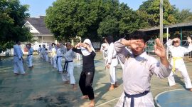 Gigih berlatih siswa Kohai Dojo Panda 18 Taman Wisma Asri 2 Kel. Teluk Pucung ditempa oleh Senpai Prasetyo dan Senpai Wahid