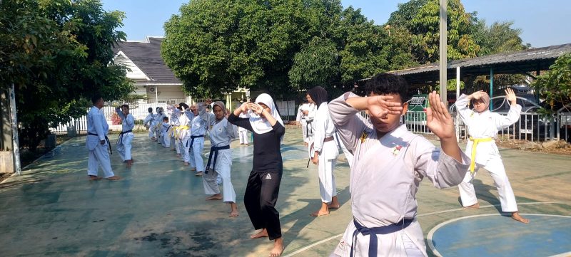 Gigih berlatih siswa Kohai Dojo Panda 18 Taman Wisma Asri 2 Kel. Teluk Pucung ditempa oleh Senpai Prasetyo dan Senpai Wahid