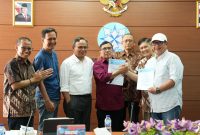 KETERANGAN FOTO:
Disaksikan Ketua Dewan Pers, Komaruddin Hidayat (ketiga dari kiri) , Ketua Umum PWI Kongres Luar Biasa, Zulmansyah Sekedang (paling kanan), berjabat tangan dengan Ketua Umum PWI Kongres Bandung, Hendry Ch Bangun (keempat dari kiri) setelah menandatangani SK Panitia Bersama Kongres Persatuan PWI di Gedung Dewan Pers, Jakarta, Selasa (13/06/2025)