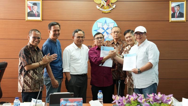 KETERANGAN FOTO:
Disaksikan Ketua Dewan Pers, Komaruddin Hidayat (ketiga dari kiri) , Ketua Umum PWI Kongres Luar Biasa, Zulmansyah Sekedang (paling kanan), berjabat tangan dengan Ketua Umum PWI Kongres Bandung, Hendry Ch Bangun (keempat dari kiri) setelah menandatangani SK Panitia Bersama Kongres Persatuan PWI di Gedung Dewan Pers, Jakarta, Selasa (13/06/2025)