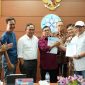 KETERANGAN FOTO:
Disaksikan Ketua Dewan Pers, Komaruddin Hidayat (ketiga dari kiri) , Ketua Umum PWI Kongres Luar Biasa, Zulmansyah Sekedang (paling kanan), berjabat tangan dengan Ketua Umum PWI Kongres Bandung, Hendry Ch Bangun (keempat dari kiri) setelah menandatangani SK Panitia Bersama Kongres Persatuan PWI di Gedung Dewan Pers, Jakarta, Selasa (13/06/2025)