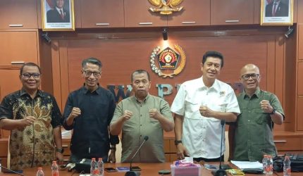 Ketua Tim, Zulkifli Gani Ottoh, anggota tim, Djoko Tetuko, Abdul Latief, Iskandar Zulkarnain, Novrizon Burman, Zul Effendi, Anrico Pasaribu Nurcholis MA Basyari,