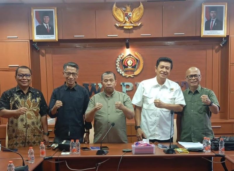 Ketua Tim, Zulkifli Gani Ottoh, anggota tim, Djoko Tetuko, Abdul Latief, Iskandar Zulkarnain, Novrizon Burman, Zul Effendi, Anrico Pasaribu Nurcholis MA Basyari,