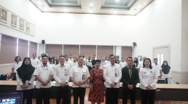 Dekan Fakultas Ilmu Komunikasi Universitas Moestopo, Rialdo RM. L. Toruan, S.Sos., M.I.Kom, (Jas Hitam)