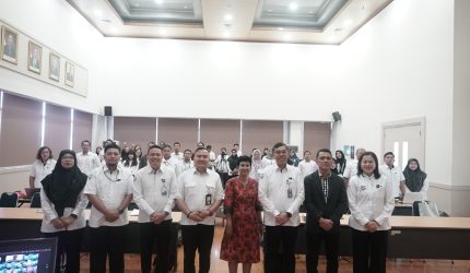 Dekan Fakultas Ilmu Komunikasi Universitas Moestopo, Rialdo RM. L. Toruan, S.Sos., M.I.Kom, (Jas Hitam)