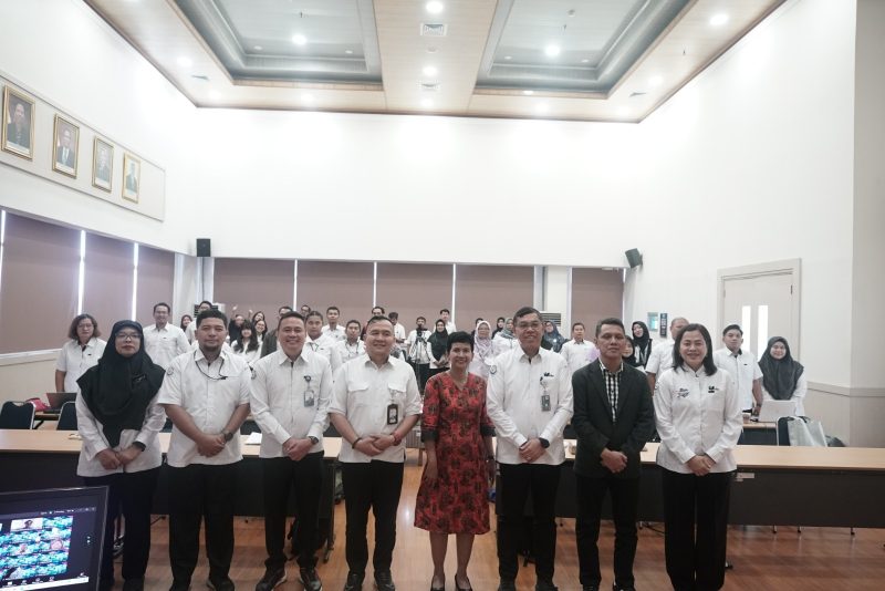 Dekan Fakultas Ilmu Komunikasi Universitas Moestopo, Rialdo RM. L. Toruan, S.Sos., M.I.Kom, (Jas Hitam)