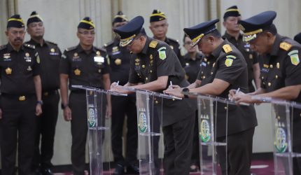 Jaksa Agung Republik Indonesia, ST Burhanuddin, memimpin upacara Pelantikan dan Pengambilan Sumpah Jabatan sejumlah pejabat tinggi Kejaksaan