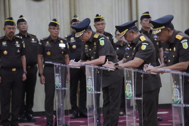 Jaksa Agung Republik Indonesia, ST Burhanuddin, memimpin upacara Pelantikan dan Pengambilan Sumpah Jabatan sejumlah pejabat tinggi Kejaksaan 