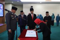 Tri Adhianto, melantik sebanyak 40 pejabat administrator (Eselon III) dan 4 pejabat pengawas (Eselon IV) di lingkungan Pemerintah Kota Bekasi,