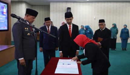 Tri Adhianto, melantik sebanyak 40 pejabat administrator (Eselon III) dan 4 pejabat pengawas (Eselon IV) di lingkungan Pemerintah Kota Bekasi,