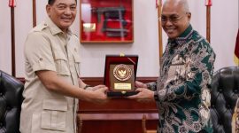 Ketua Umum PWI Pusat Akhmad Munir dan Menteri Pertahanan RI Jenderal Purn. Sjafrie Sjamsoeddin di Kantor Kemenhan,