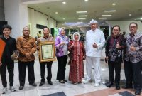 Penghargaan tersebut diserahkan langsung kepada Wali Kota Bekasi, Tri Adhianto didampingi oleh Istri Wiwiek Hargono Tri Adhianto dalam acara Penyerahan Anugerah Keterbukaan Informasi Publik di Jawa Barat Tahun 2025 yang berlangsung di Sasana Budaya Ganesha (Sabuga) ITB, Kota Bandung