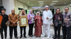 Penghargaan tersebut diserahkan langsung kepada Wali Kota Bekasi, Tri Adhianto didampingi oleh Istri Wiwiek Hargono Tri Adhianto dalam acara Penyerahan Anugerah Keterbukaan Informasi Publik di Jawa Barat Tahun 2025 yang berlangsung di Sasana Budaya Ganesha (Sabuga) ITB, Kota Bandung