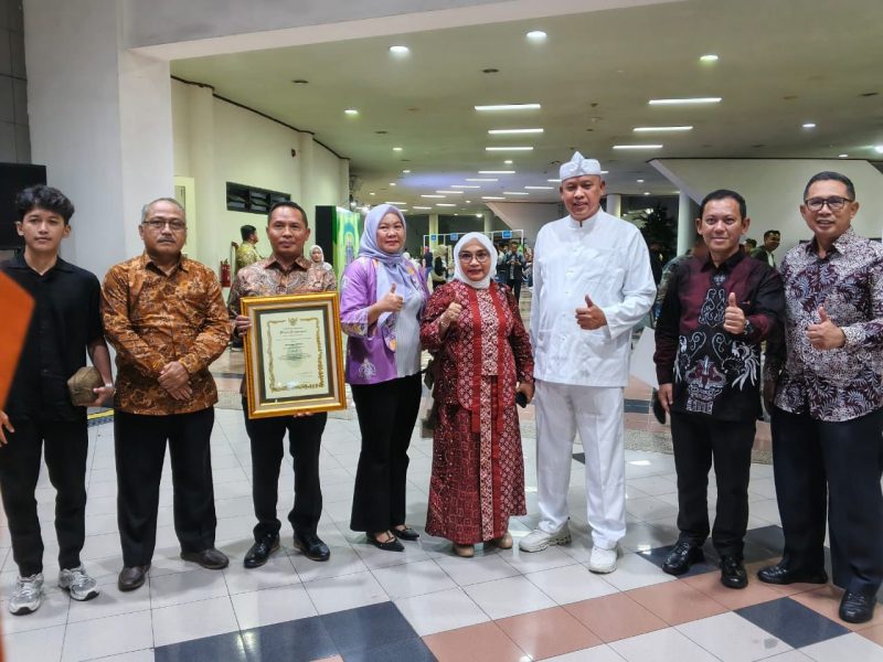 Penghargaan tersebut diserahkan langsung kepada Wali Kota Bekasi, Tri Adhianto didampingi oleh Istri Wiwiek Hargono Tri Adhianto dalam acara Penyerahan Anugerah Keterbukaan Informasi Publik di Jawa Barat Tahun 2025 yang berlangsung di Sasana Budaya Ganesha (Sabuga) ITB, Kota Bandung