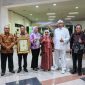 Penghargaan tersebut diserahkan langsung kepada Wali Kota Bekasi, Tri Adhianto didampingi oleh Istri Wiwiek Hargono Tri Adhianto dalam acara Penyerahan Anugerah Keterbukaan Informasi Publik di Jawa Barat Tahun 2025 yang berlangsung di Sasana Budaya Ganesha (Sabuga) ITB, Kota Bandung