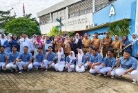 
Kepala Dinas Lingkungan Hidup (DLH) Kota Bekasi, Kiswatiningsih, bersama anak-anak skolah