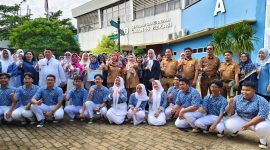 
Kepala Dinas Lingkungan Hidup (DLH) Kota Bekasi, Kiswatiningsih, bersama anak-anak skolah