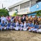 
Kepala Dinas Lingkungan Hidup (DLH) Kota Bekasi, Kiswatiningsih, bersama anak-anak skolah