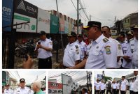 Wali Kota Bekasi Tri Adhianto, memantau langsung rencana pembongkaran bangunan yang berdiri di atas Kali Harun, tepatnya di sepanjang Jalan Raya Hankam, Kelurahan Jatirahayu, Kecamatan Pondok Melati. 