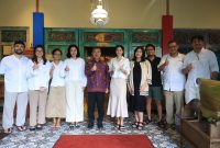 Wakil Wali Kota Bekasi, Harris Bobihoe (baju Batik)