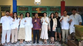 Wakil Wali Kota Bekasi, Harris Bobihoe (baju Batik)