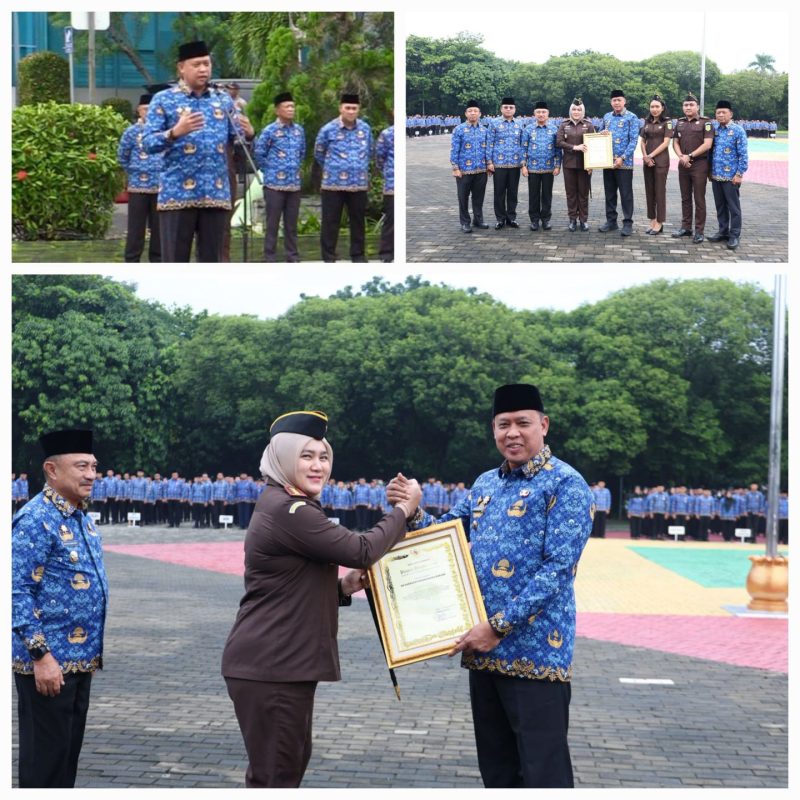 Penyerahan penghargaan Wali Kota Bekasi kepada Kejaksaan Negeri Kota Bekasi atas Bantuan Hukum Non Litigasi dan Pendampingan Hukum dalam Bidang Perdata dan Tata Usaha Negara Tahun 2025 terhadap Badan Pendapatan Daerah Kota Bekasi.