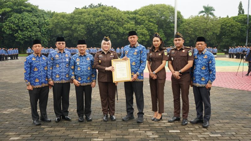 Pin Emas dari Menteri ATR/BPN yang disematkan kepada Kepala Dr. Sulvia Triana Hapsari, S.H., M.Hum. 