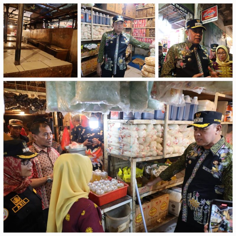 Wali Kota Bekasi, Tri Adhianto turun langsung melakukan pemantauan ke kios daging di Pasar Baru